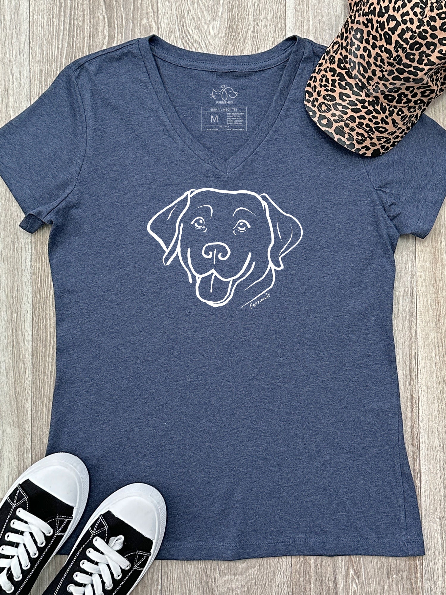 Labrador Emma V-Neck Tee